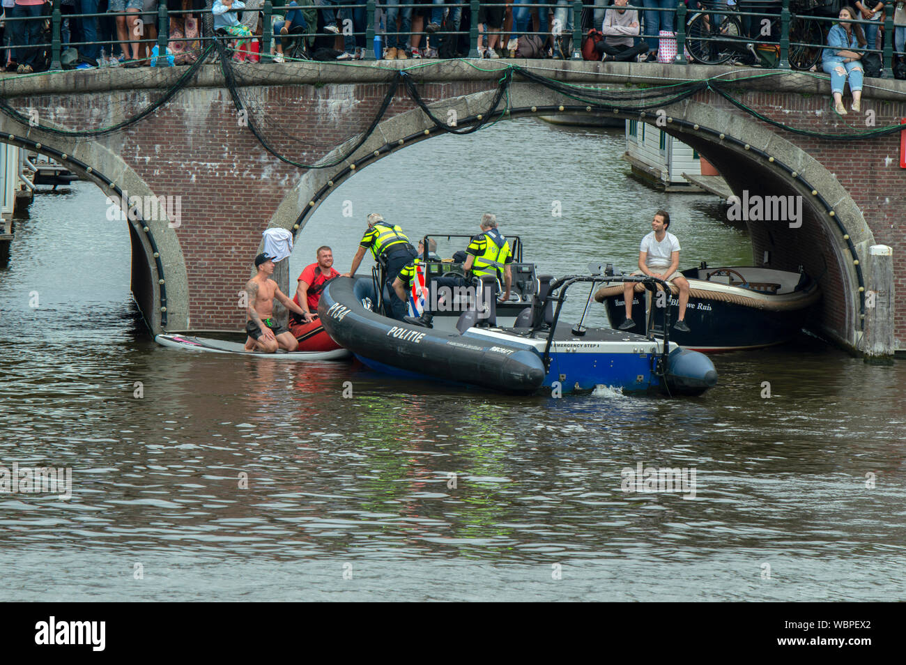 Au travail de police sur l'eau au cours de la Gay Pride Amsterdam The Netherlands 2019 Banque D'Images