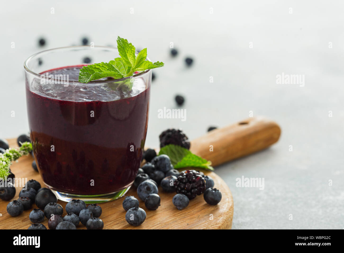 Concept de l'alimentation saine et propre Blackberry blueberry smoothie d'été Banque D'Images