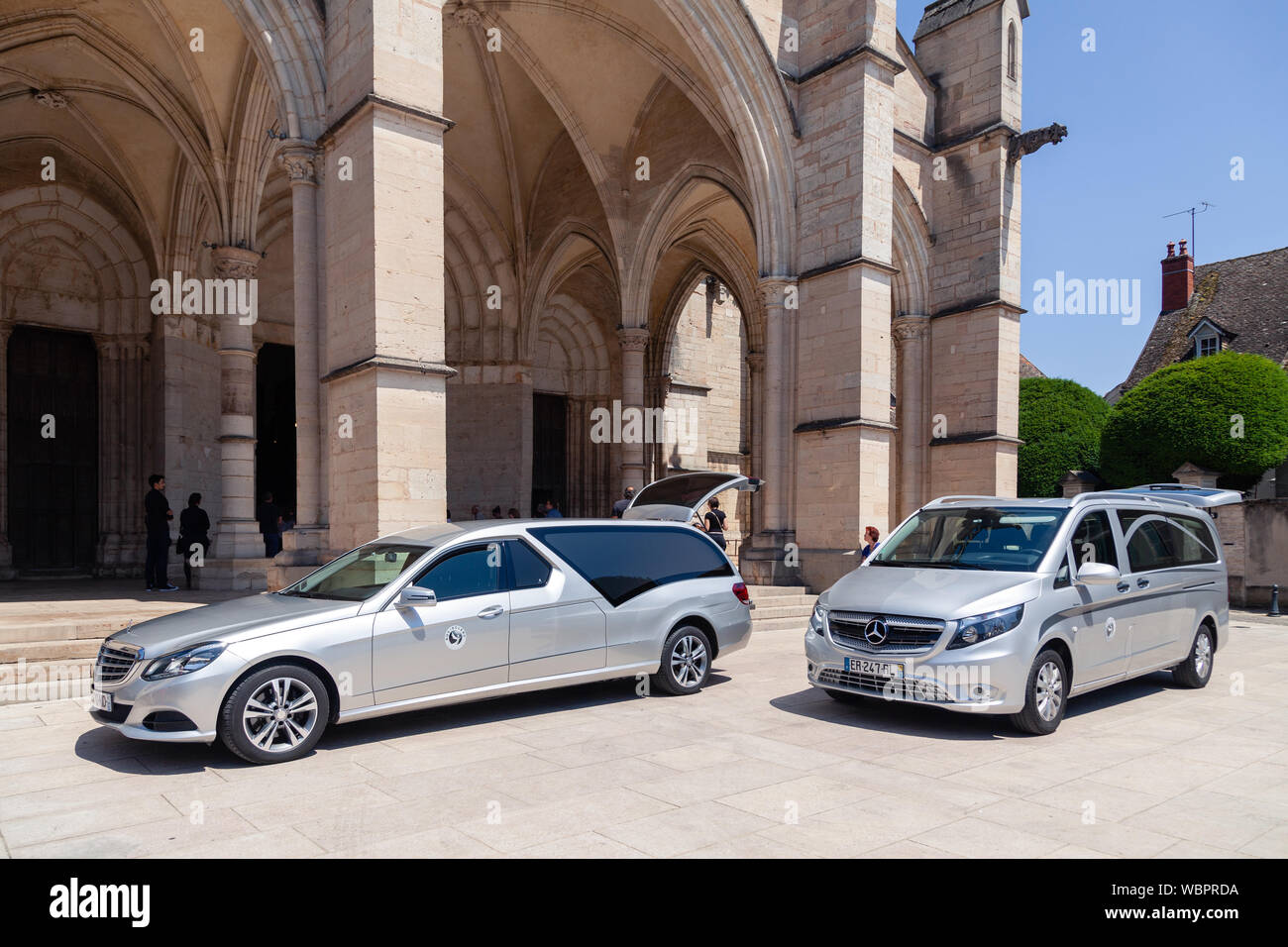 France Beaune 2019-06-19 Droit d'argent location de corbillard Mercedes classe E Mercedes Vito et parking sur la rue près de l'église. Cérémonie d'adieu Concept Banque D'Images