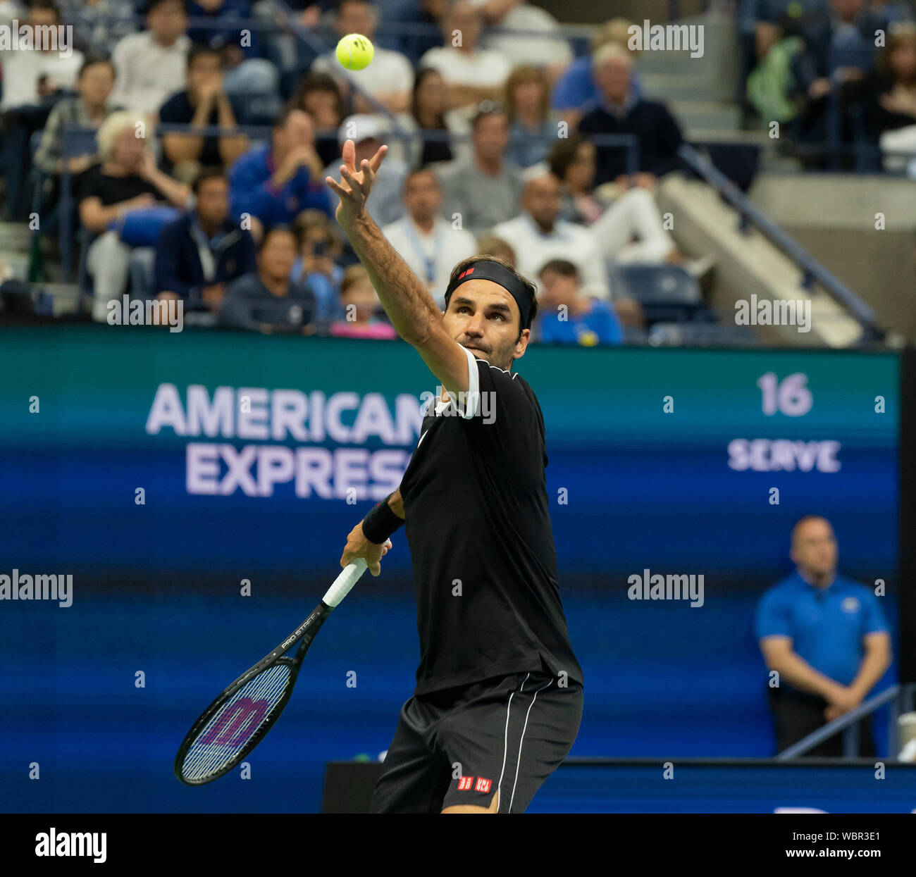 New York, USA. Août 26, 2019. Roger Federer (Suisse) sert à la 1re Ronde d'US Open Tennis Championship contre Sumit Nagal (Inde) à Billie Jean King National Tennis Center (photo de Lev Radin/Pacific Press) Credit : Pacific Press Agency/Alamy Live News Banque D'Images