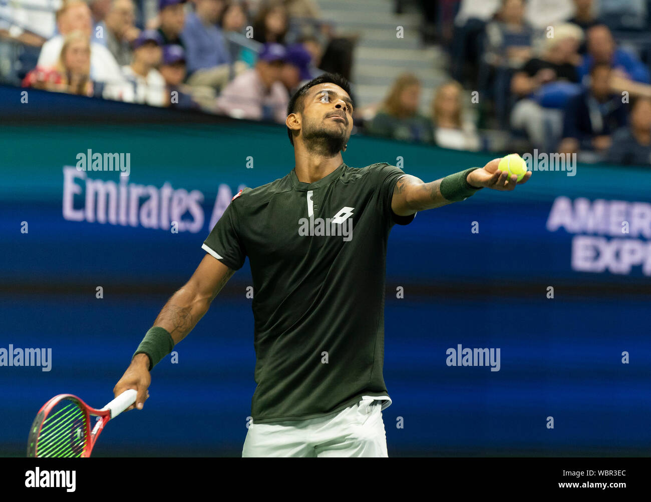 New York, USA. Août 26, 2019. Sumit Nagal (Inde) sert à la 1re Ronde d'US Open Tennis Championship contre Roger Federer (Suisse) à Billie Jean King National Tennis Center (photo de Lev Radin/Pacific Press) Credit : Pacific Press Agency/Alamy Live News Banque D'Images