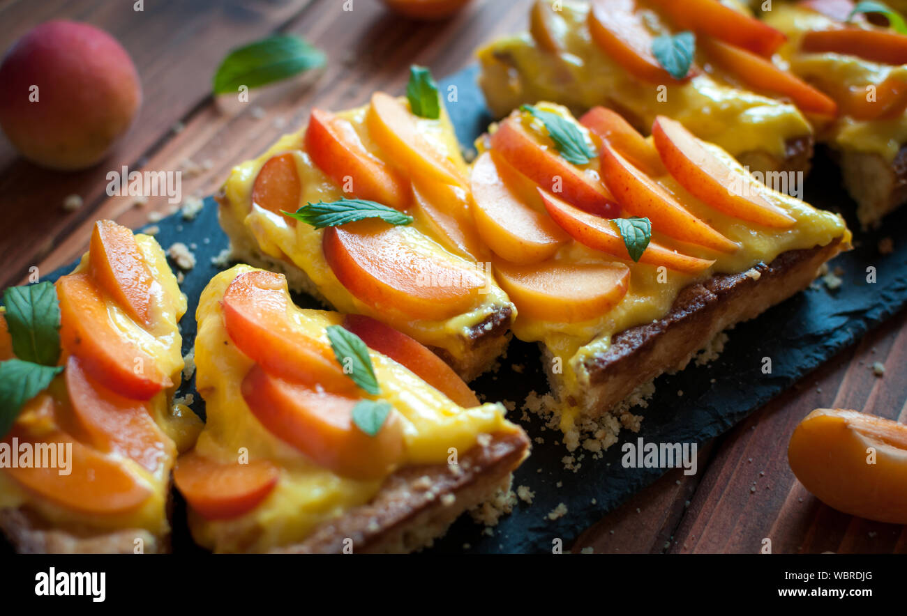 Close-up d'abricot fait maison tarte avec la crème pâtissière et de menthe fraîche Banque D'Images