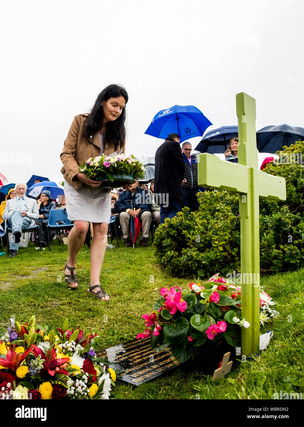 Lisa McKean dépose une couronne au nom de sa soeur Donna et elle-même, à leur frère Paul Maxwell, au cours d'un service commémoratif à Mullaghmore harbour, Co Sligo, à l'occasion du 40e anniversaire de l'attentat qui a tué, le Queen's second cousin Lord Mountbatten, deux membres de sa famille et Co Fermanagh adolescent Paul Maxwell, qui travaillait sur le bateau quand il a explosé. Banque D'Images