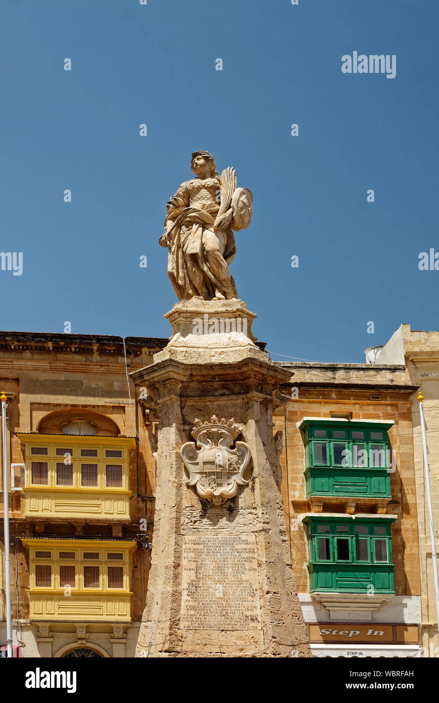 Victory Monument ; 1705, Vittoriosa Square ; commémore le grand siège de 1565, statue ; grand, pedastal l'art public, d'un balcon Maltais, Europe ; Birgu, Vit Banque D'Images