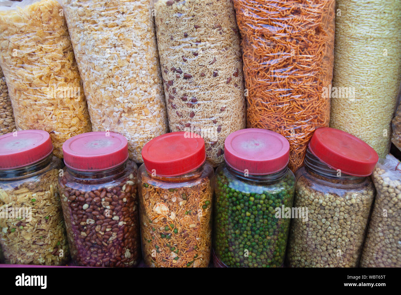 L'Inde, Delhi, snacks, chat et les écrous, à vendre dans la vieille ville de Delhi. Banque D'Images