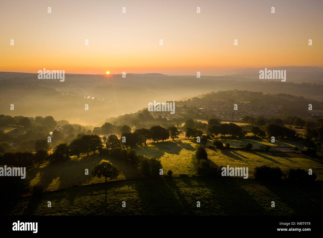 Vue aérienne de l'aube sur un paysage rural landscape with Morning Mist Banque D'Images