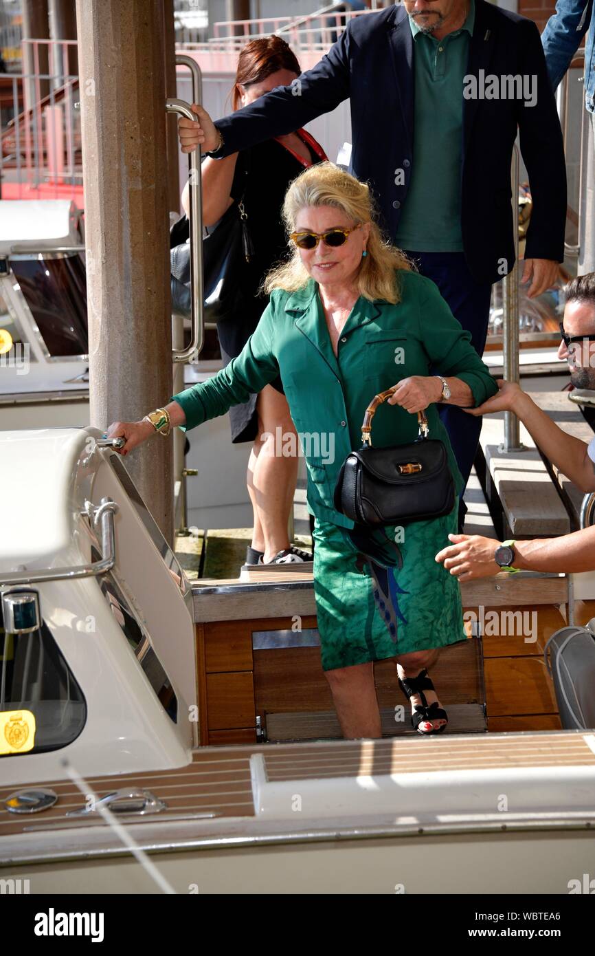 Venise, Italie. Août 27, 2019. 76e Festival du Film de Venise 2019,Catherine Deneuve arrive à l'aéroport de Venise. Credit : Agence Photo indépendant Srl/Alamy Live News Banque D'Images