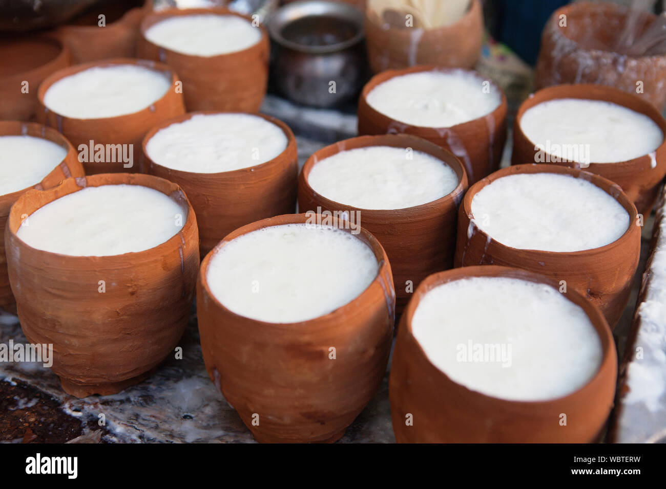 L'Inde, Delhi, pots de lassi à vendre dans la vieille ville de Delhi. Banque D'Images