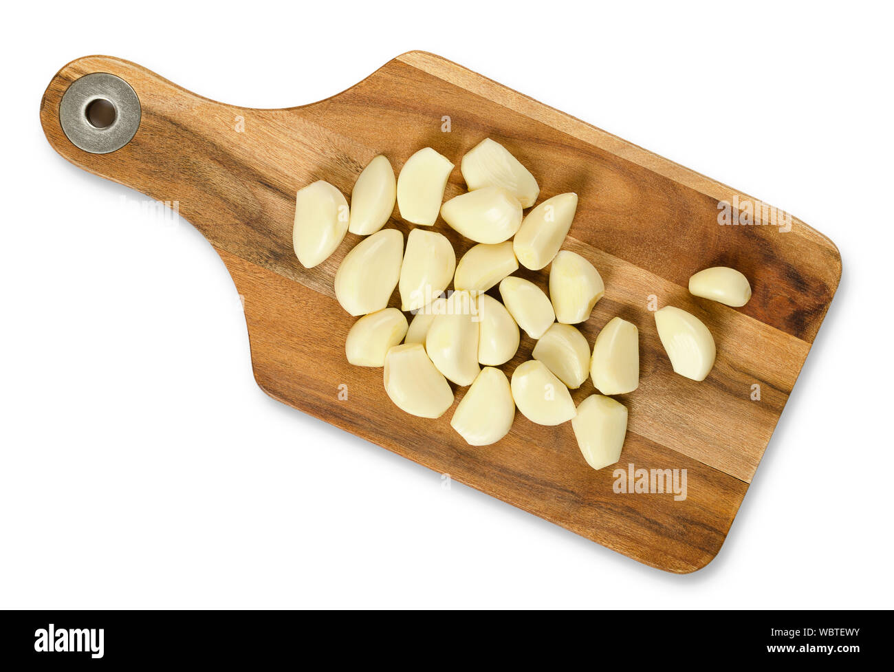 Gousses d'ail pelées sur planche à découper en bois, d'en haut. Allium sativum, avec saveur piquante, utilisé comme assaisonnement ou condiment et en médecine. Banque D'Images