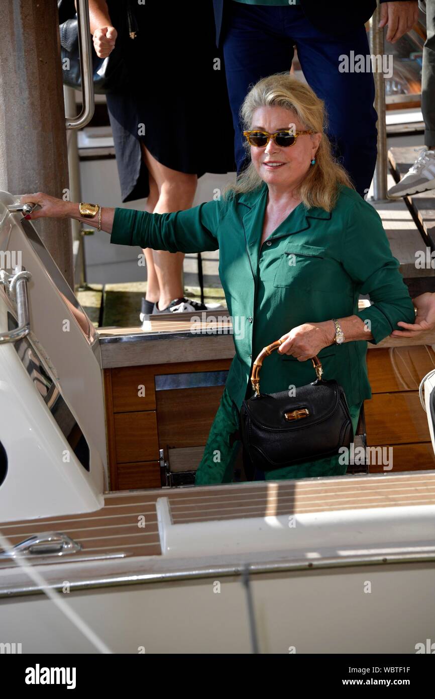 Venise, Italie. Août 27, 2019. 76e Festival du Film de Venise 2019,Catherine Deneuve arrive à l'aéroport de Venise. Credit : Agence Photo indépendant Srl/Alamy Live News Banque D'Images