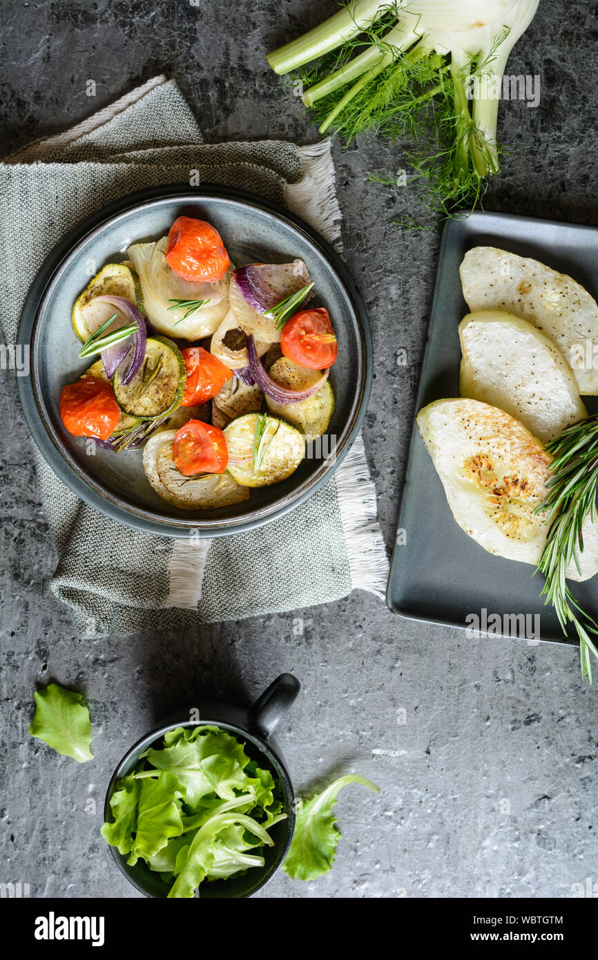 Blanc frit patty pan squash avec tranches de fenouil rôti, tomates, courgettes et oignons rouges Banque D'Images