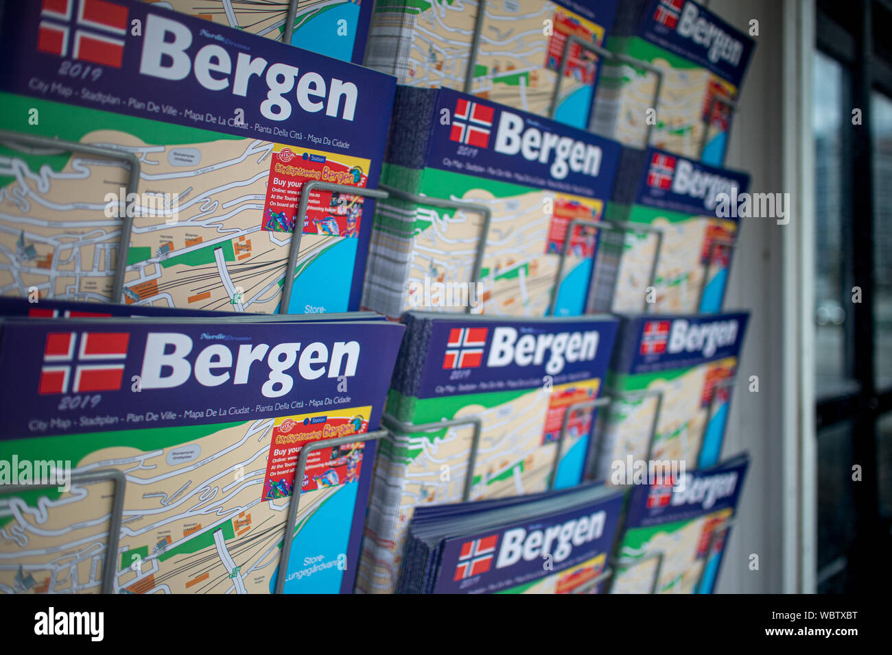 De l'information Rack et des dépliants sur la carte la ville norvégienne de Bergen salut les touristes débarquant d'un navire de croisière amarré au port de Bergen Banque D'Images
