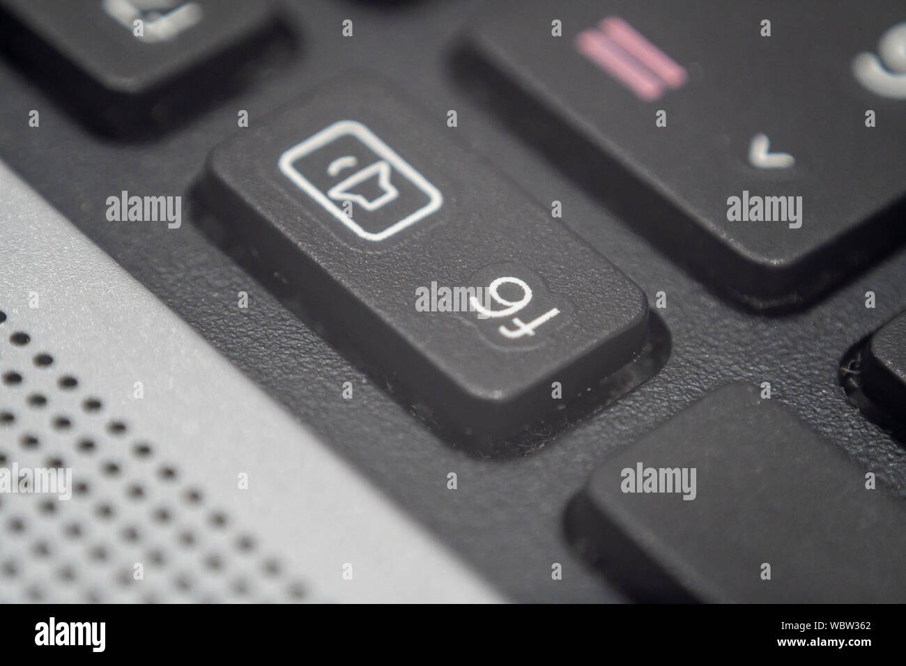 Macro extrême de la touche f6 sur un clavier d'ordinateur portable Photo  Stock - Alamy