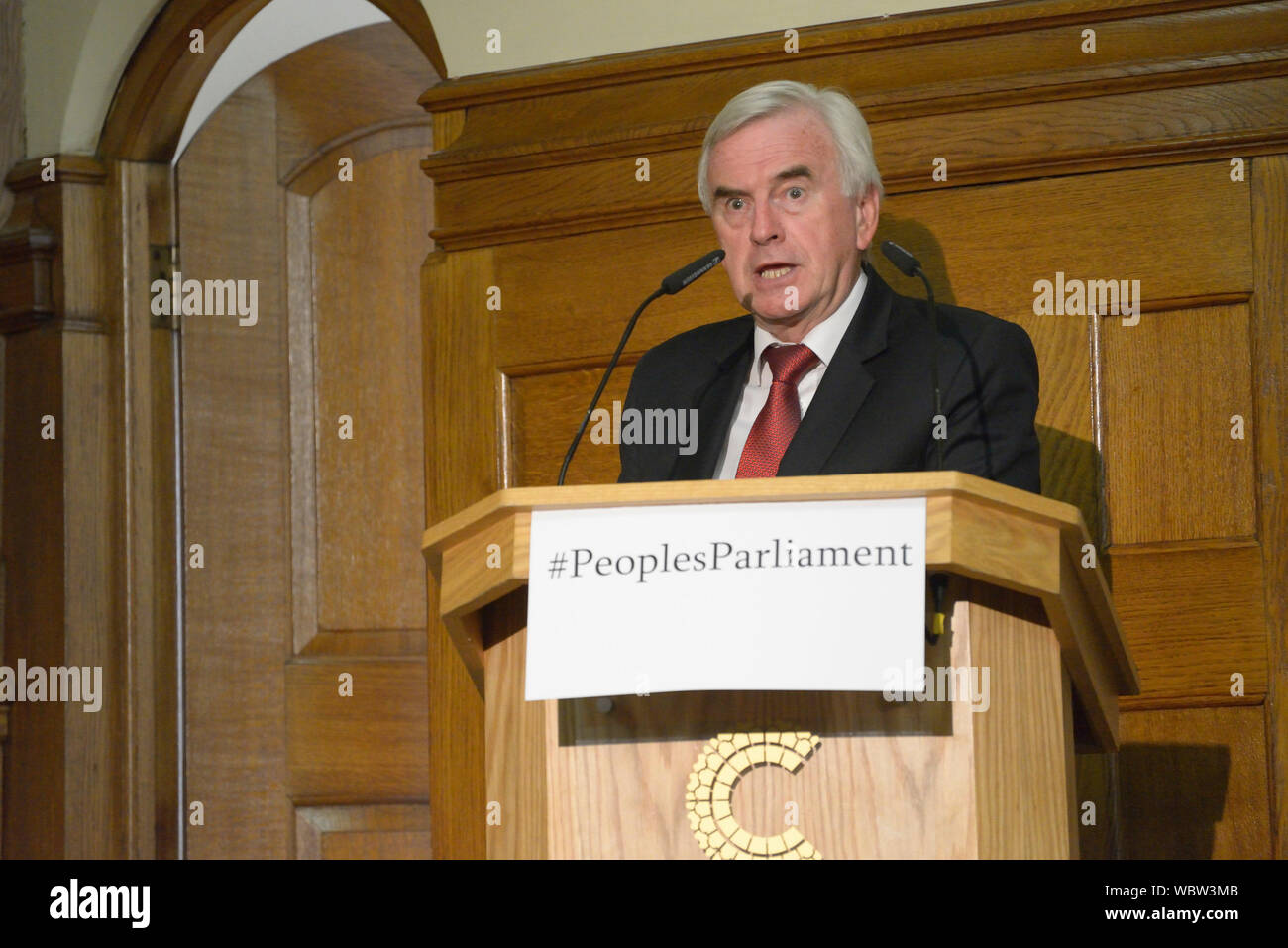 Londres, Royaume-Uni. 27 août 2019. Les députés et les membres de partis d'opposition se réunissent à Church House, Westminster, à signer la déclaration contre la Chambre d'église a fermé le Parlement pour faciliter un Brexit pas d'accord. John McDonnell (travail) Credit : PjrFoto/Alamy Live News Banque D'Images