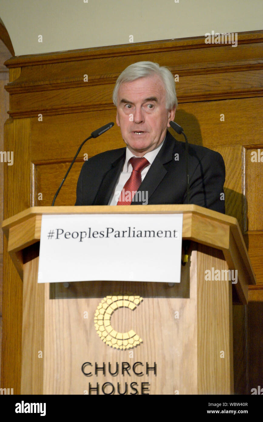 Londres, Royaume-Uni. 27 août 2019. Les députés et les membres de partis d'opposition se réunissent à Church House, Westminster, à signer la déclaration contre la Chambre d'église a fermé le Parlement pour faciliter un Brexit pas d'accord. John McDonnell (travail) Credit : PjrFoto/Alamy Live News Banque D'Images