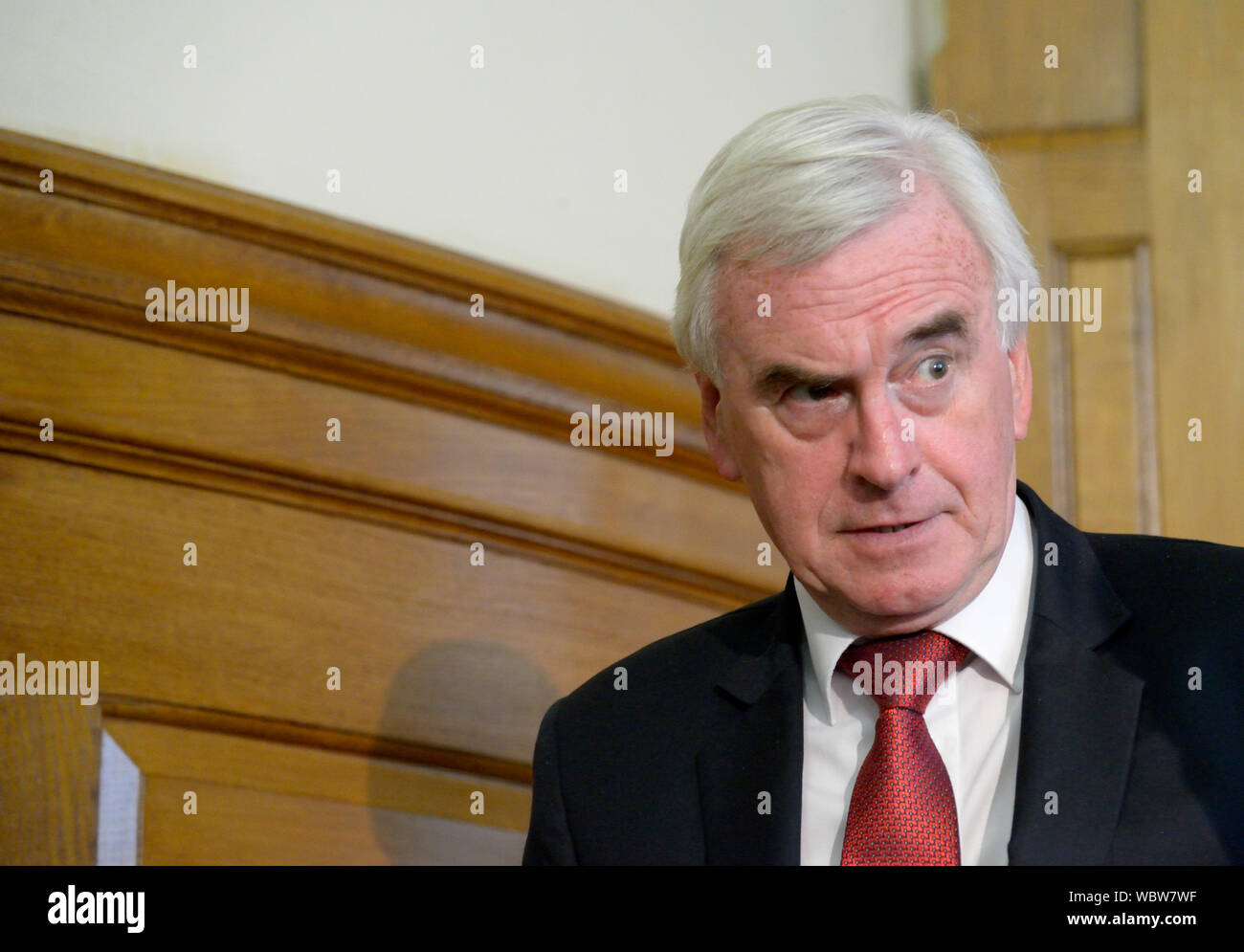 Londres, Royaume-Uni. 27 août 2019. Les députés et les membres de partis d'opposition se réunissent à Church House, Westminster, à signer la déclaration contre la Chambre d'église a fermé le Parlement pour faciliter un Brexit pas d'accord. John McDonnell (travail) Credit : PjrFoto/Alamy Live News Banque D'Images