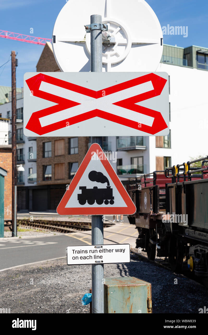 Panneau de passage à niveau, Quai de Wapping, Bristol, Royaume-Uni Banque D'Images