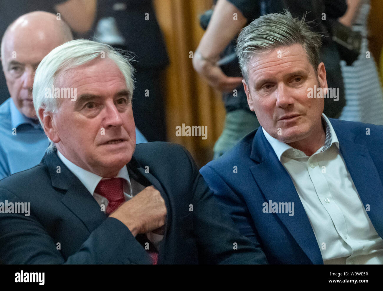 Londres, Royaume-Uni. 27 août 2019. Déclaration de chambre d'église réunion des dirigeants de l'opposition britannique et députés de signer une déclaration contre la fermeture du parlement par Boris Johnson MP PC Premier ministre. John McDonnell MP, Shadow Chancellor et Keir Starmer MP (droite) ombre Brexit Crédit Secrétaire Ian DavidsonAlamy Live News Banque D'Images