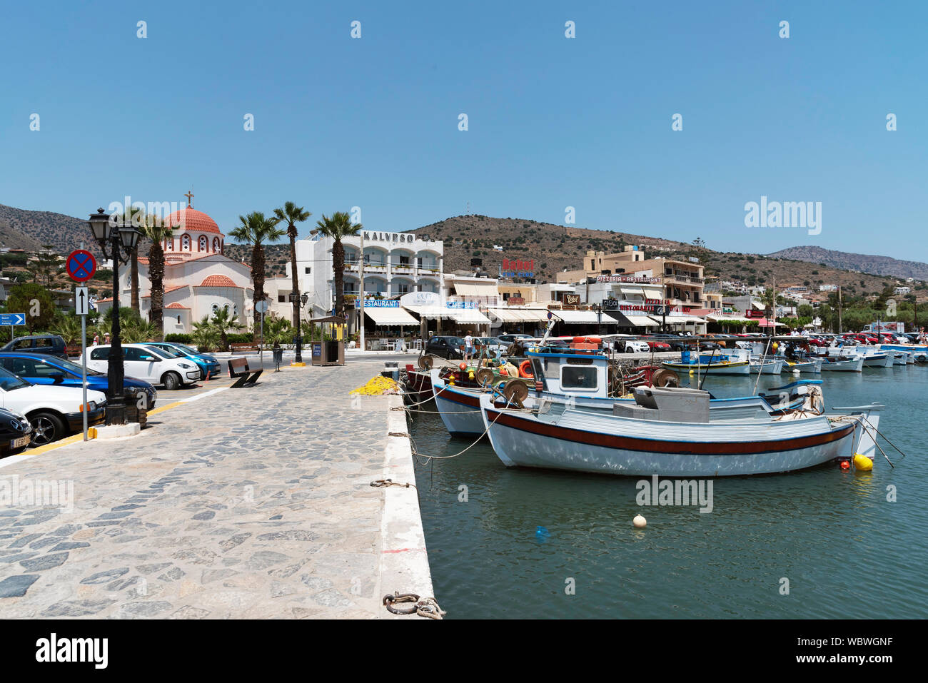 Crète, Grèce. Elounda sur le golfe de Mirabello l'une des régions de vacances Crète coûte cher. Bateaux de pêche sur le port. Banque D'Images