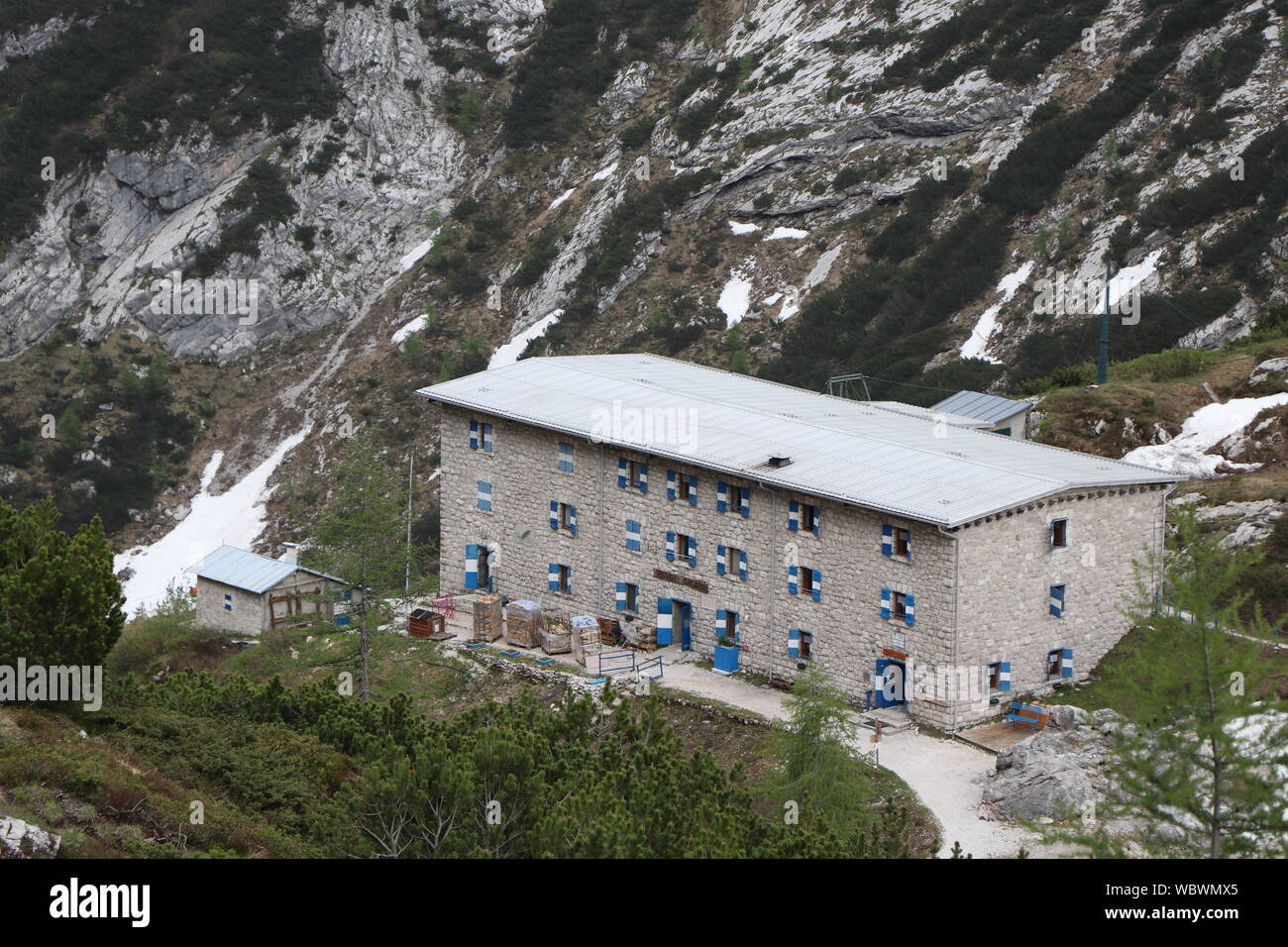 Mountain lodge Pietro Galassi au milieu de l'Alpes Dolomites italiennes. Vue sur le refuge de l'extérieur Banque D'Images