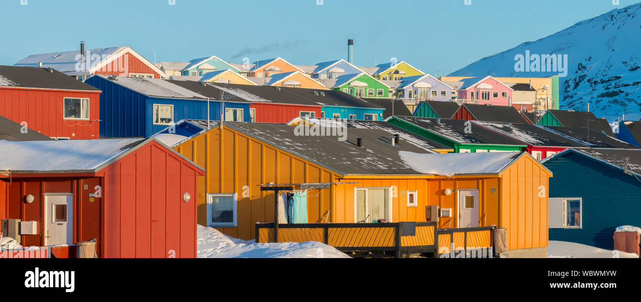 Maisons colorées dans la ville d'Ilulissat, Groenland ouest Banque D'Images