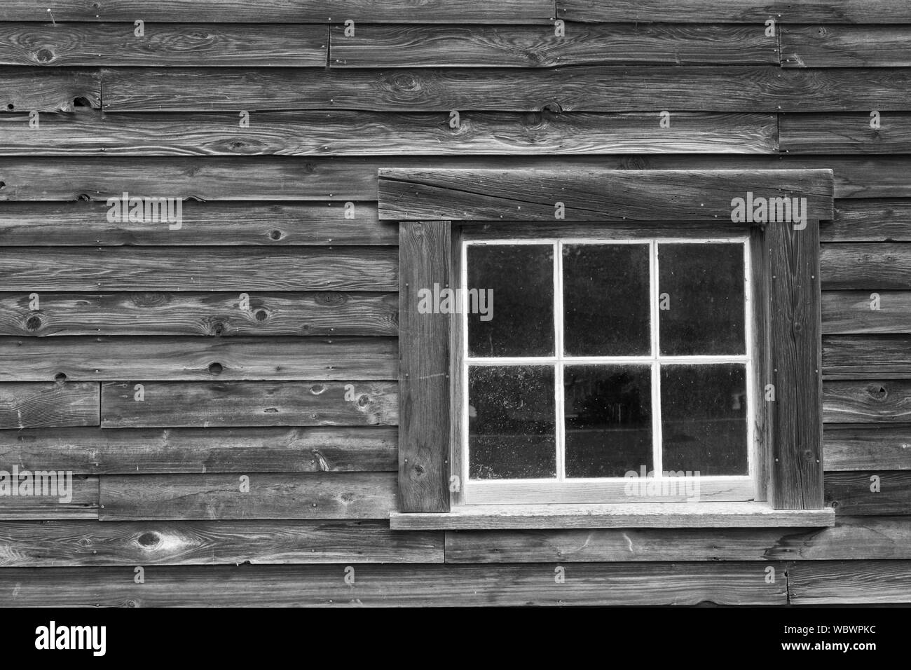 Résumé image noir et blanc d'un parement en bois patiné et fenêtre à Steveston en Colombie-Britannique Banque D'Images