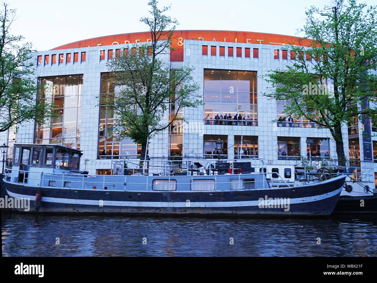 House boat amarrée à l'Opéra d'Amsterdam Banque D'Images