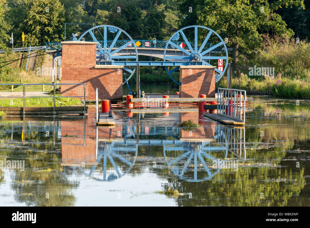 Canal d'Elblag et machines pour les navires en Katy village. Pologne Banque D'Images