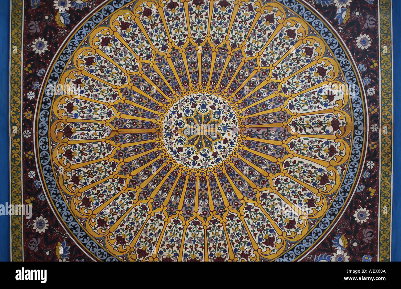 Plafond peint orné avec Mandala dans le Palais de la Bahia, Marrakech, Maroc Banque D'Images Plafond peint orné avec Mandala dans le Palais de la Bahia, Marrakech, Maroc Banque D'Images