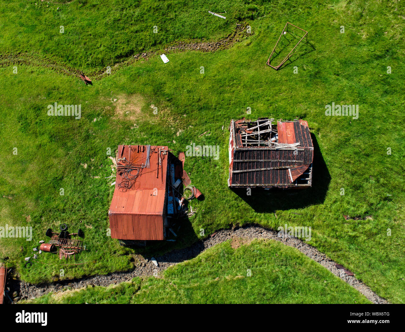 L'image aérienne d'une ferme à l'abandon et de terrain en plein désarroi Banque D'Images