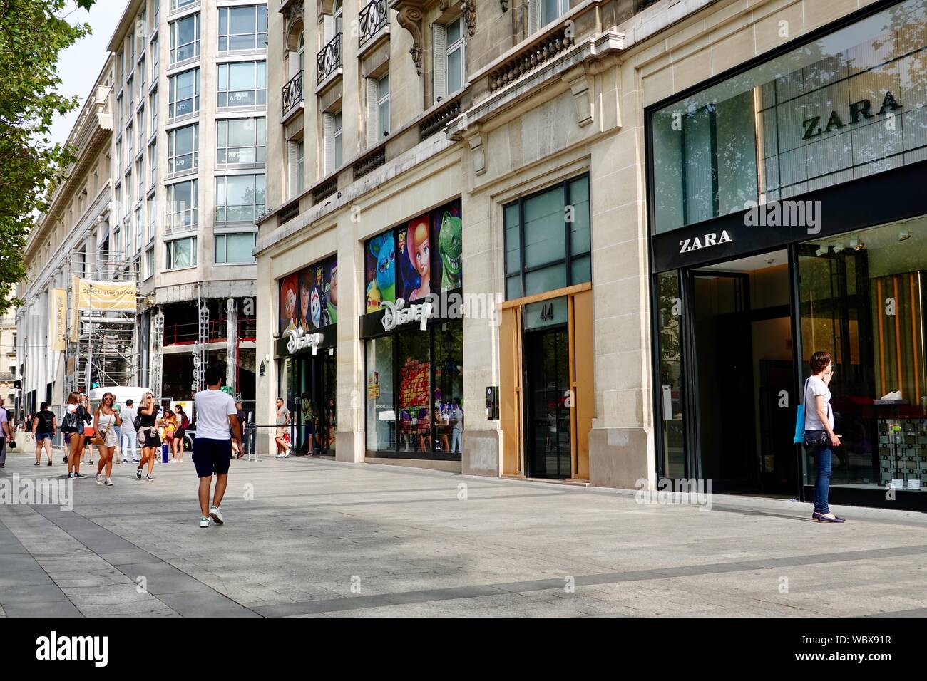 Zara paris store Banque de photographies et d'images à haute résolution -  Alamy