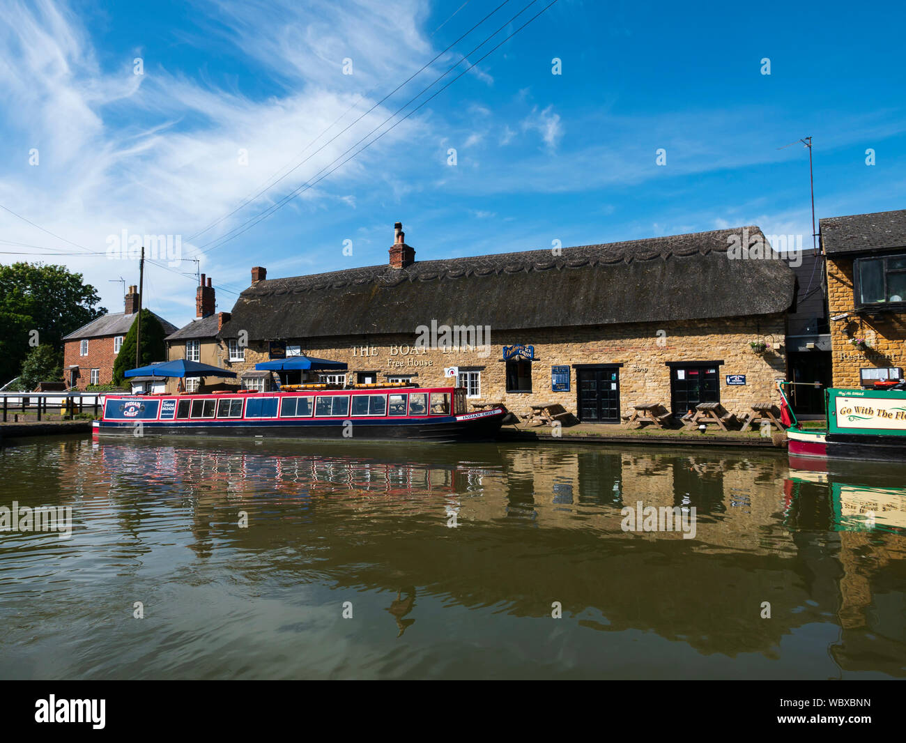 Le bateau Inn Stoke Bruerne, le Grand Union Canal, Northamptonshire, England, UK. Banque D'Images