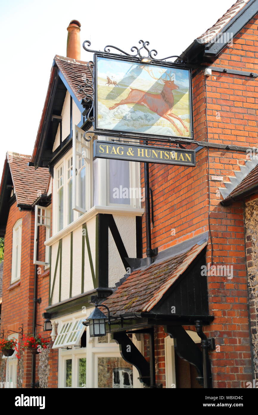The Stag & pub Huntsman dans Hambleden village, qui a été utilisé comme décor pour plusieurs séries télé comme milieu de meurtres dans le Buckinghamshire, Royaume-Uni Banque D'Images