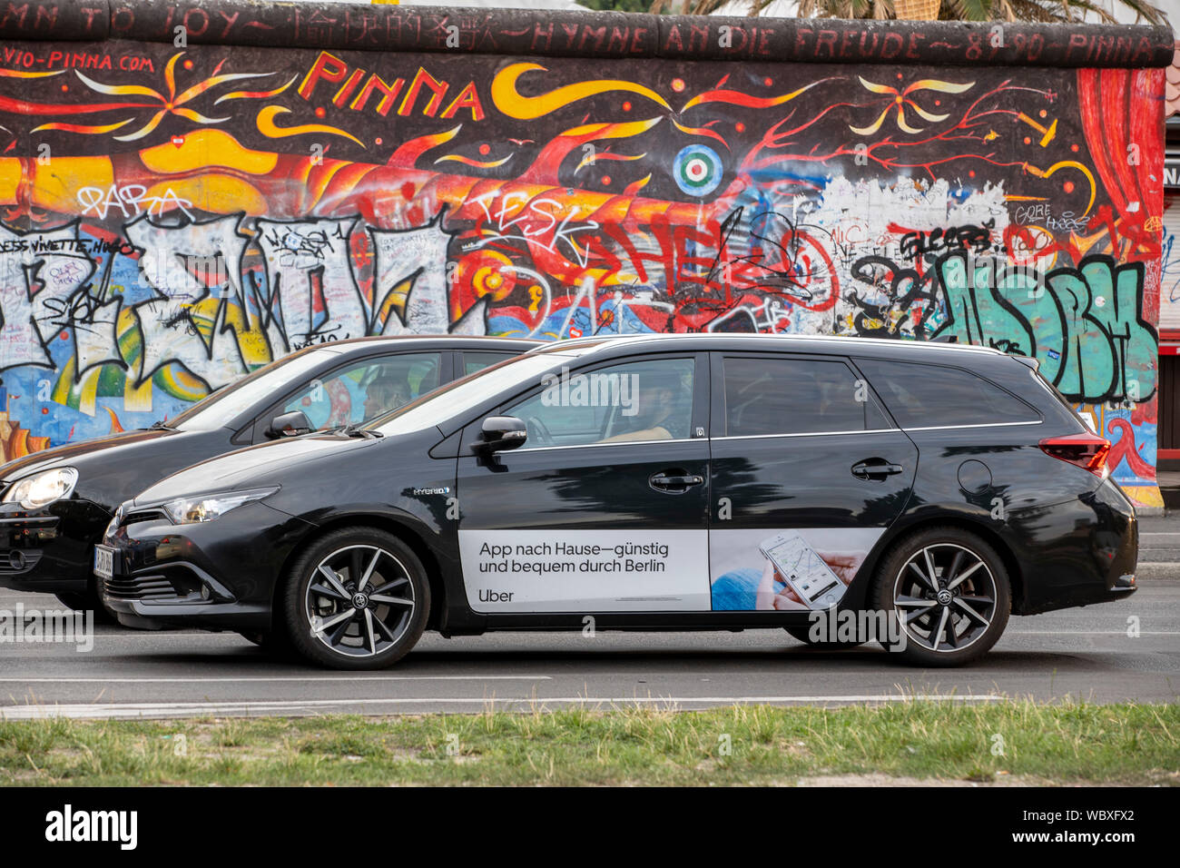 Le véhicule de service de conduite Uber, un service de taxi, service de chauffeur, Berlin, Banque D'Images