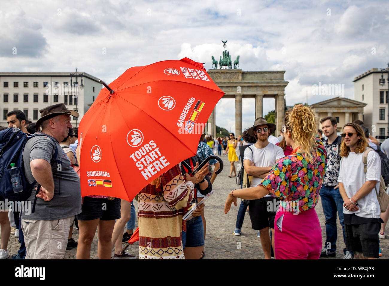 Les touristes, les visiteurs de la porte de Brandebourg, offre pour une visite gratuite en espagnol, Berlin Banque D'Images