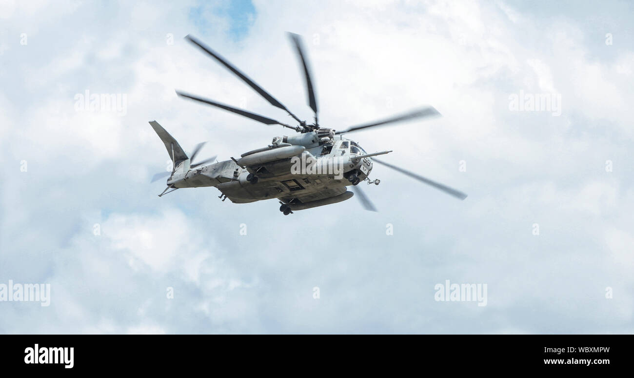 BEAUFORT, CAROLINE DU SUD - 20 avril 2017 : UN CH-53E Super Stallion helicopter les mouches et les banques sur la Marine Corp Air Station à Beaufort, New Jersey Banque D'Images