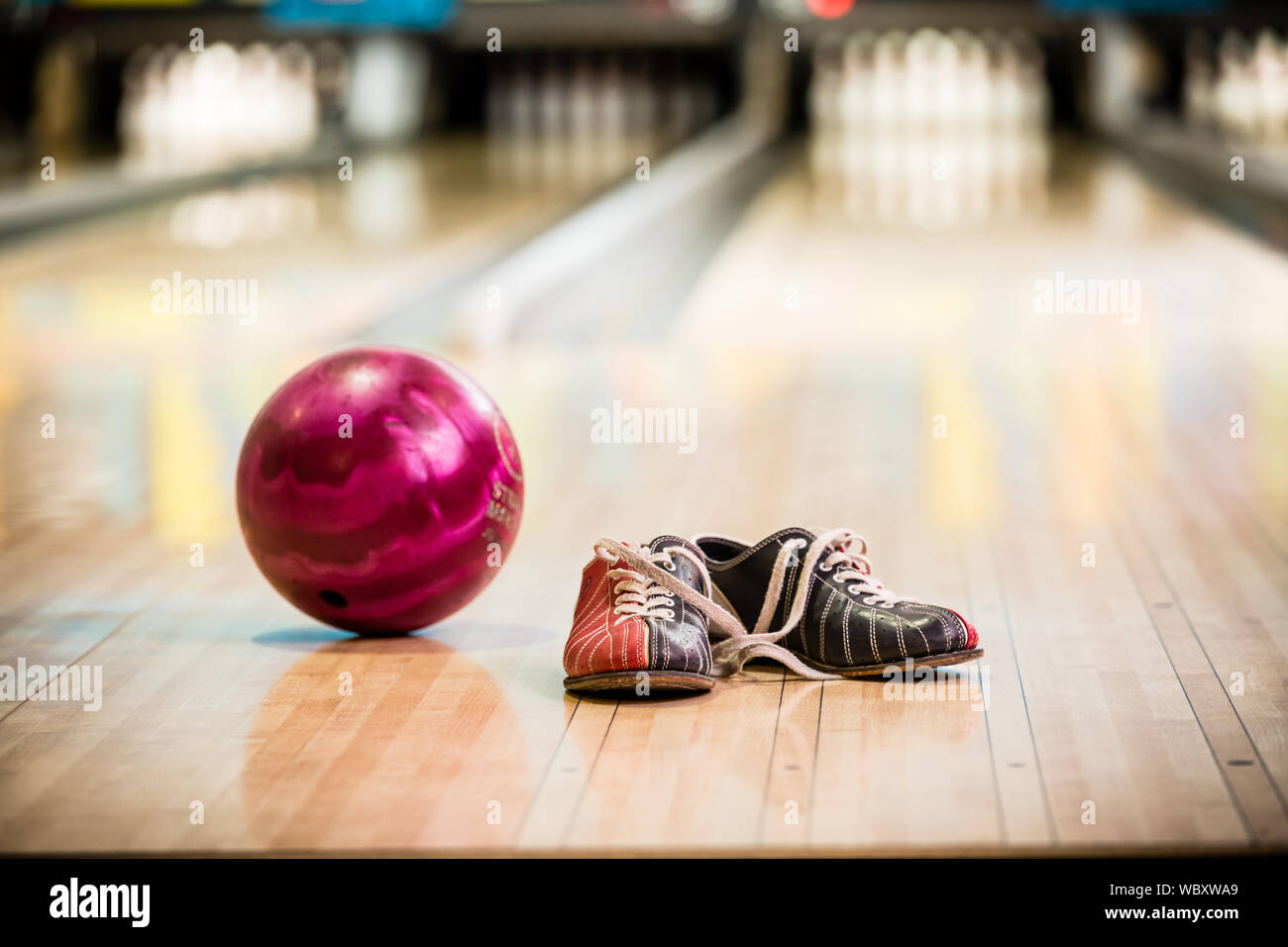 Paire de chaussures de bowling et la balle Banque D'Images