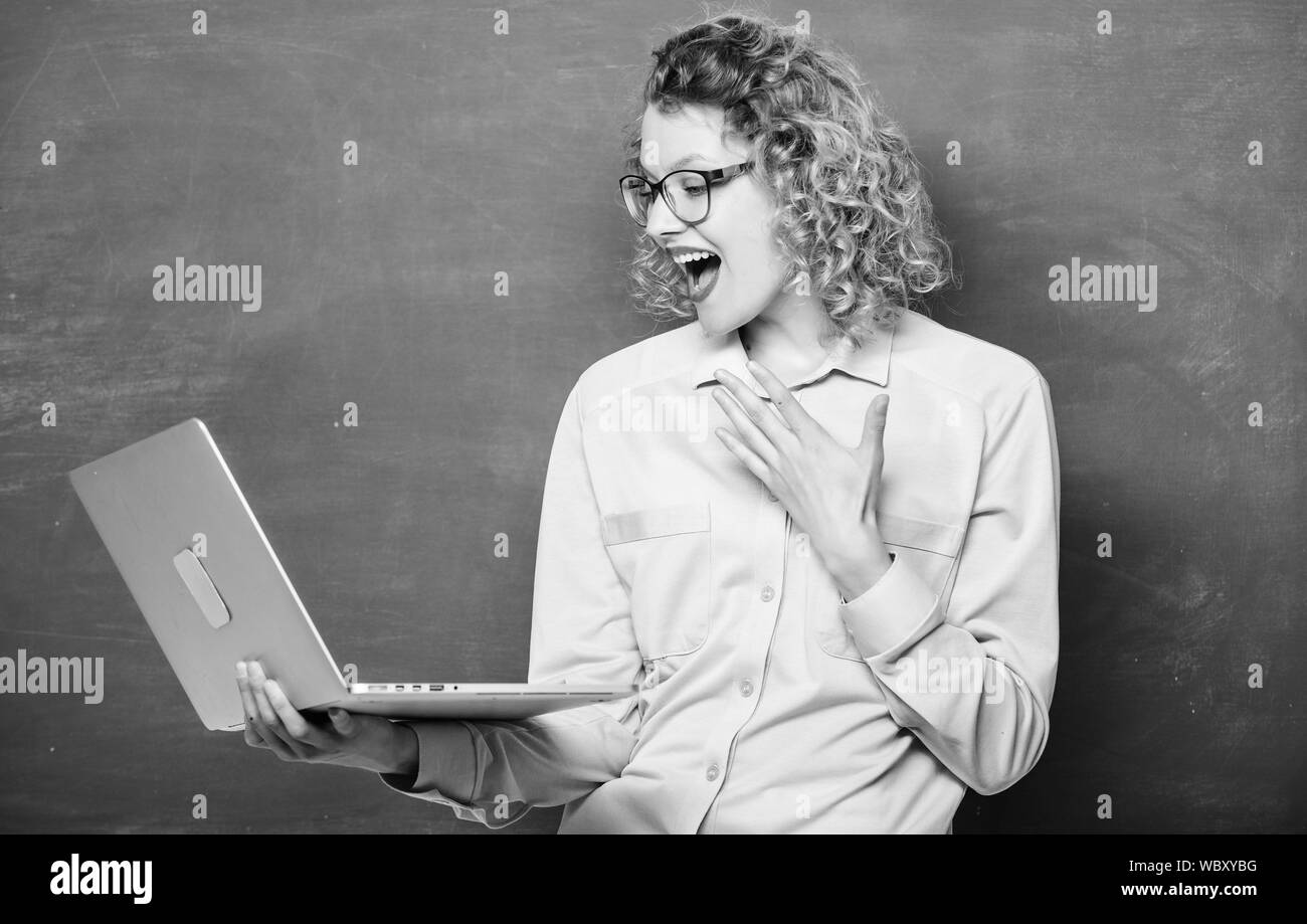 La technologie numérique. L'informatique et la programmation. Cours en ligne de l'enseignement. Étudier en ligne. Ordinateur portable enseignant tableau arrière-plan. Femme surf internet. Profession moderne. Étudiant de la tige. L'école en ligne. Banque D'Images