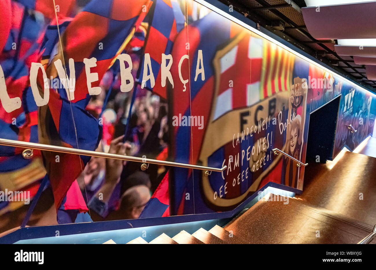 Les joueurs tunnel menant à la pelouse du Camp Nou, Barcelona, Espagne. Banque D'Images