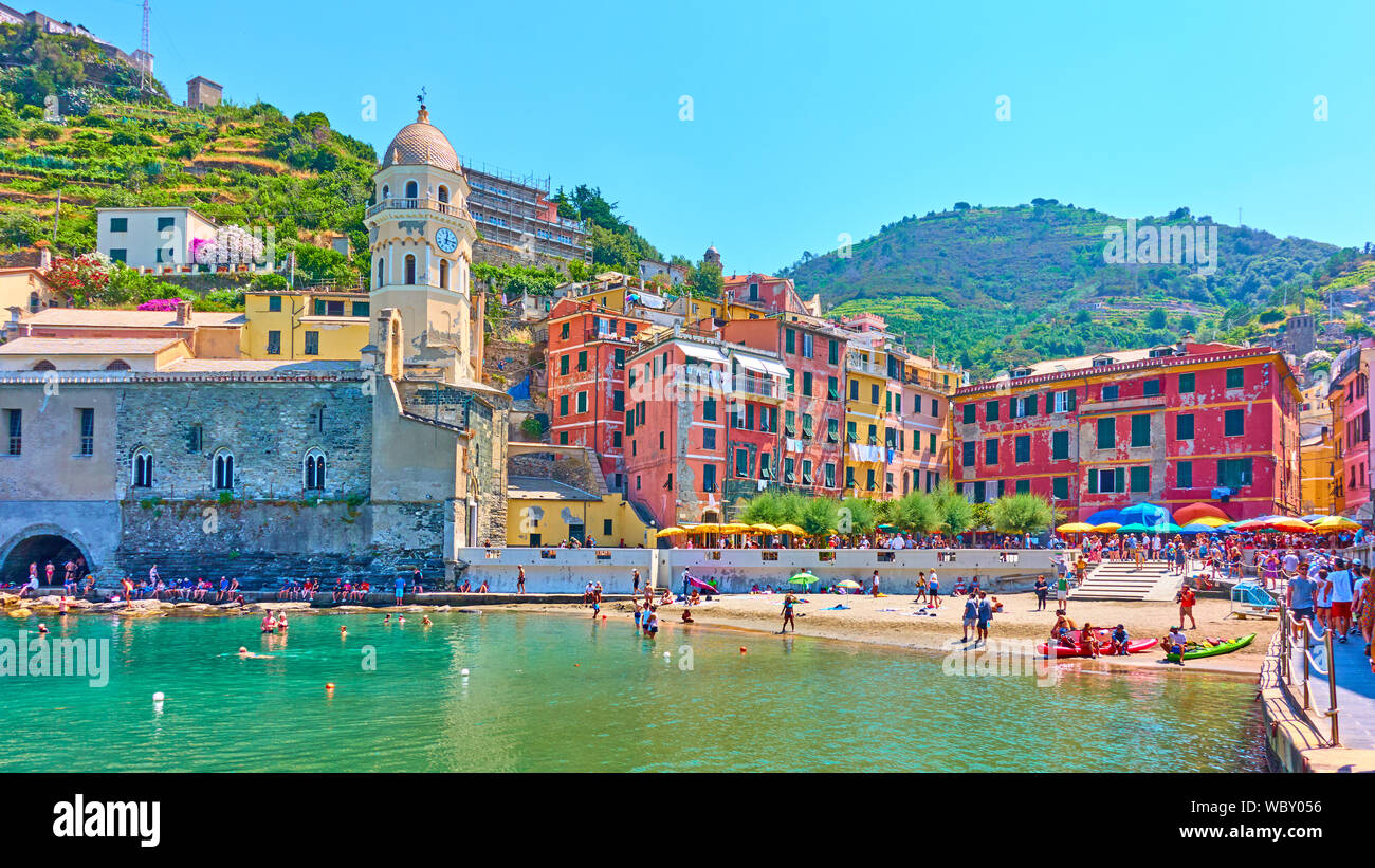 Vernazza, La Spezia, Italie - 2 juillet 2019 : vue panoramique sur la plage et le front de mer à Vernazza Ville, Parc National des Cinque Terre Banque D'Images