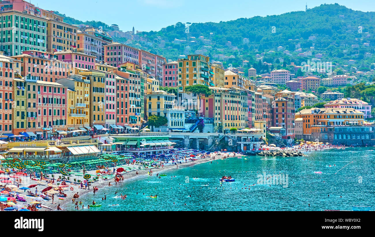 Camogli, Gênes, Italie - 3 juillet 2019 : : plage avec des personnes au repos et le bord de l'eau bâtiments colorés à Camogli aux beaux jours de l'été, Ligurie Banque D'Images