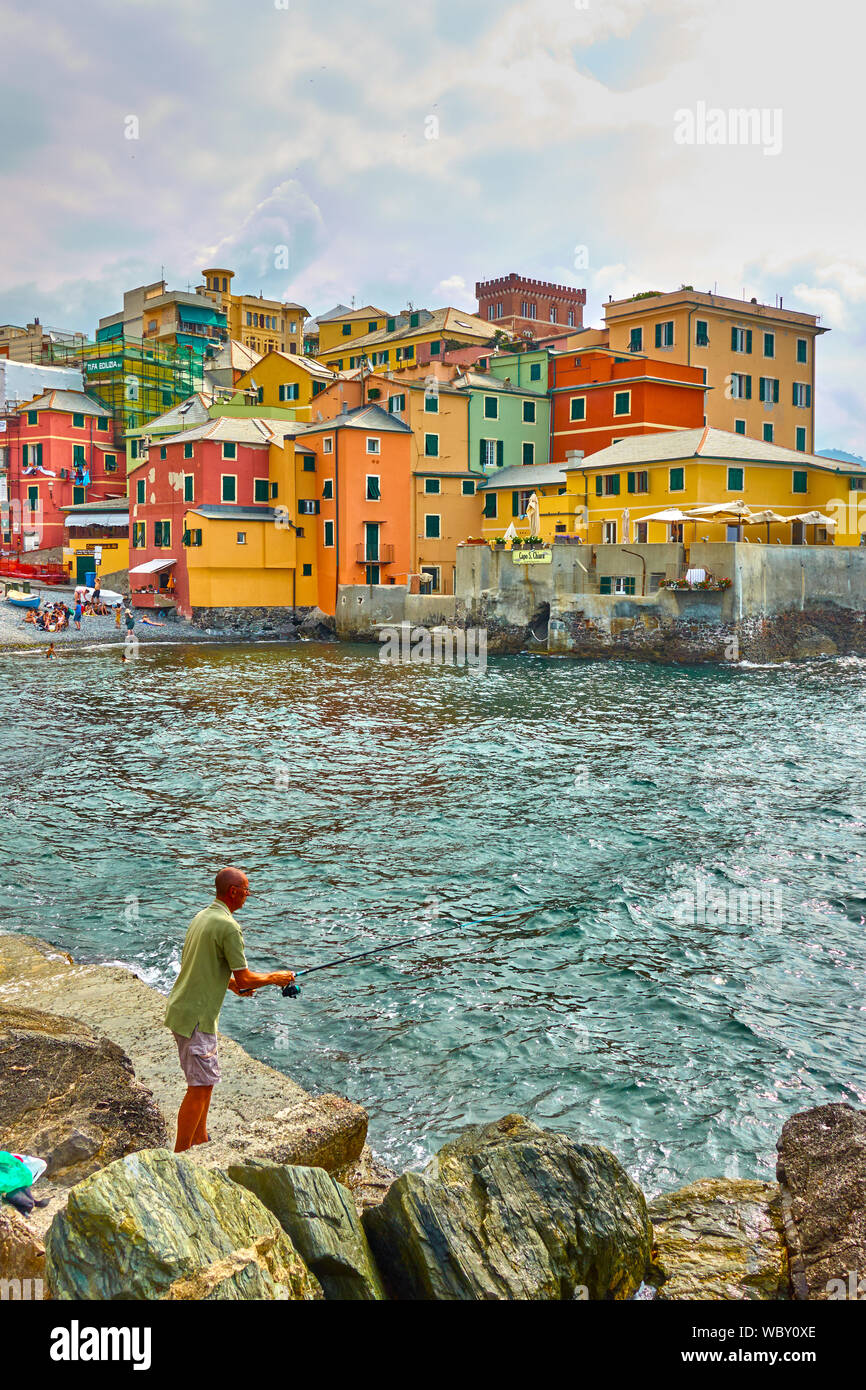 Gênes, Italie - 6 juillet 2019 : pêcheur avec la tige par la mer près de la plage de Boccadasse à Gênes Banque D'Images