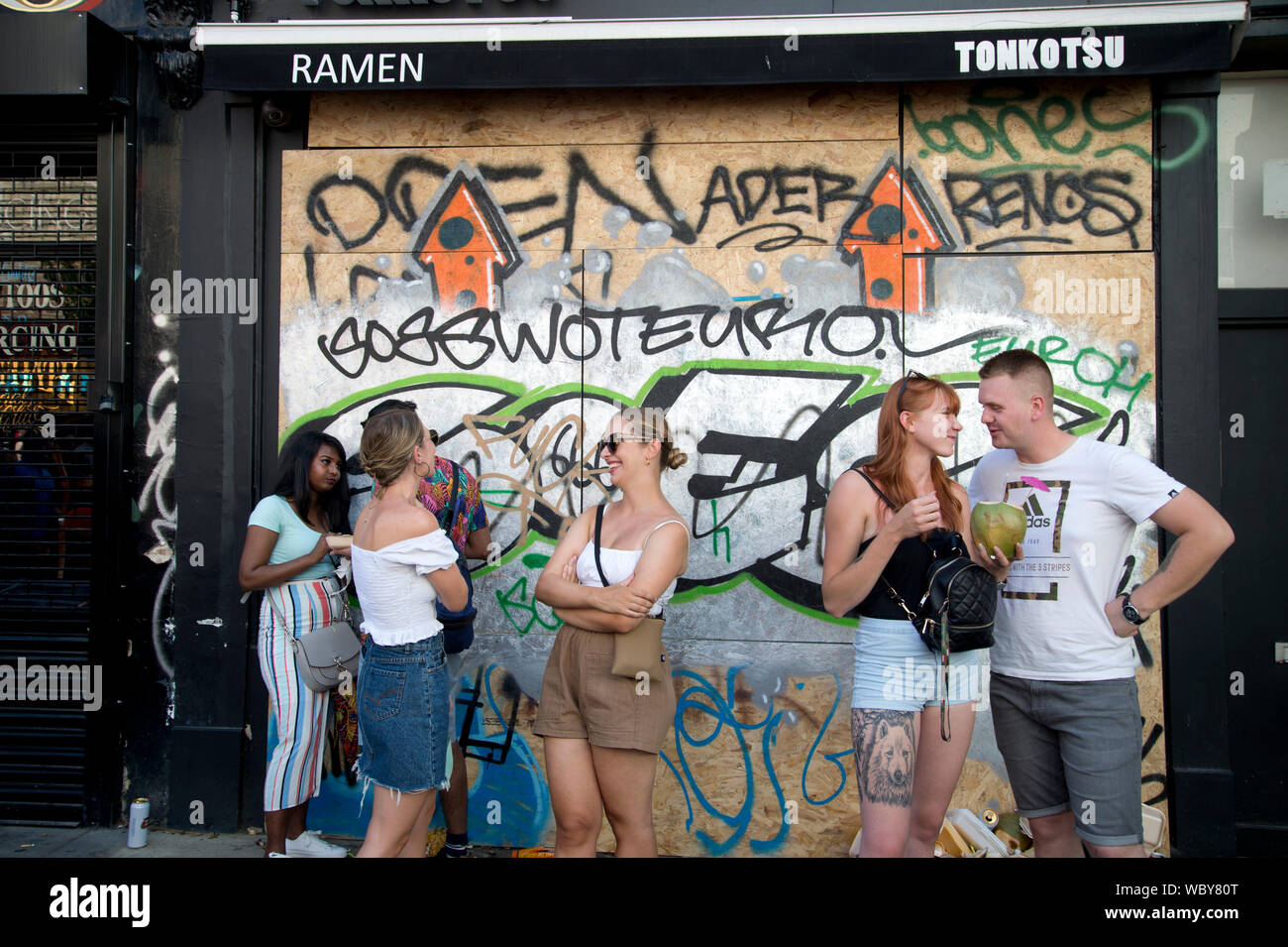 Le carnaval de Notting Hill, le 26 août 2019. Les jeunes gens sont montés à bord à l'extérieur d'un magasin. Banque D'Images