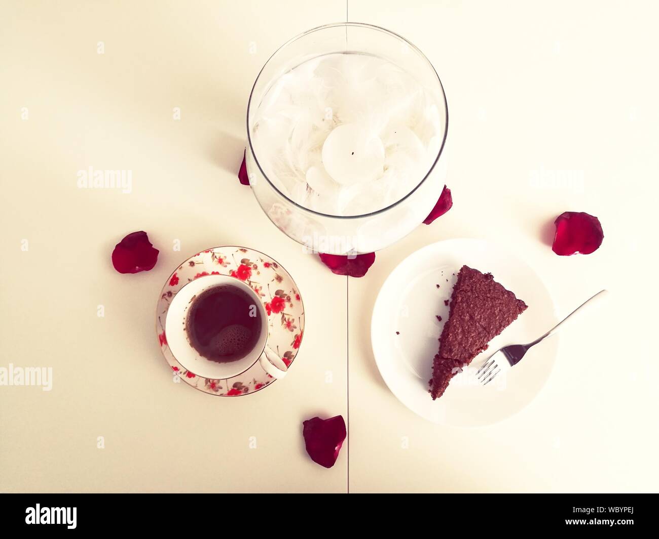 Tourne Directement Au Dessus De La Tranche De Gateau Avec Du The A La Bougie Sur Sol Carrelage Photo Stock Alamy
