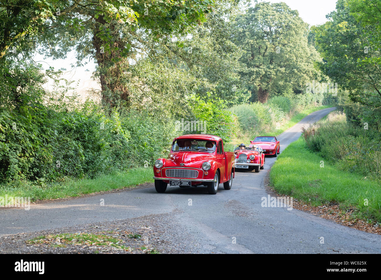 Classic cars rouge sur il y a moyen d'un salon de voitures dans la campagne de l'Oxfordshire. Broughton, Banbury, en Angleterre Banque D'Images