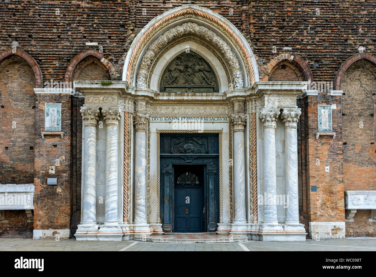 La porte de la Basilique del Santi Giovanni e Paolo, au Campo Santi Giovanni e Paolo, Venise, Italie Banque D'Images