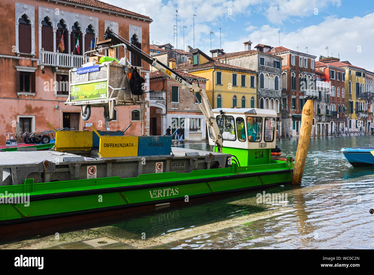 La collecte de déchets sur la Fondamenta Cannaregio, par le canale di Cannaregio, inondées pendant une acqua alta (haute) de l'eau cas, Venise, Italie Banque D'Images
