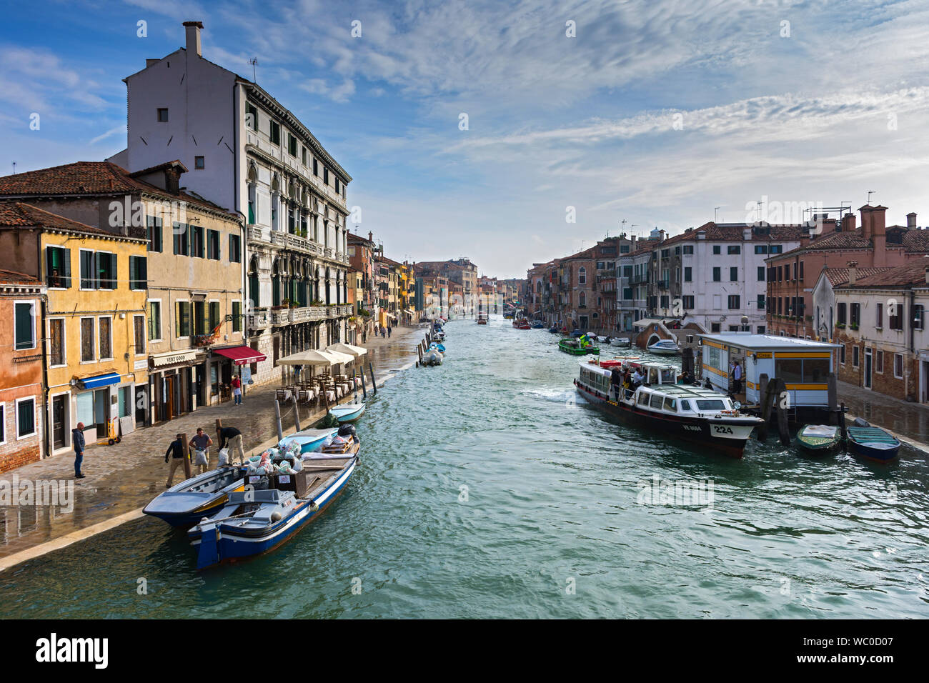 Le Canale di Cannaregio, à l'est de la ponte dei Tre Archi, Venise, Italie Banque D'Images