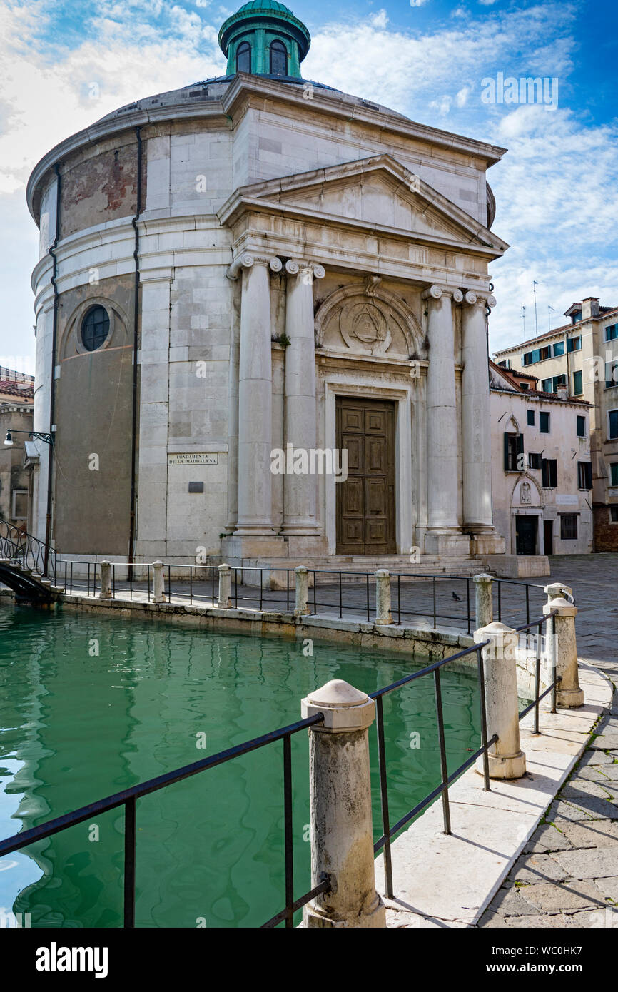 L'église de la Maddalena et le canal Rio di Maddalena de Calle Rio Terà de la Maddalena, Venise, Italie Banque D'Images