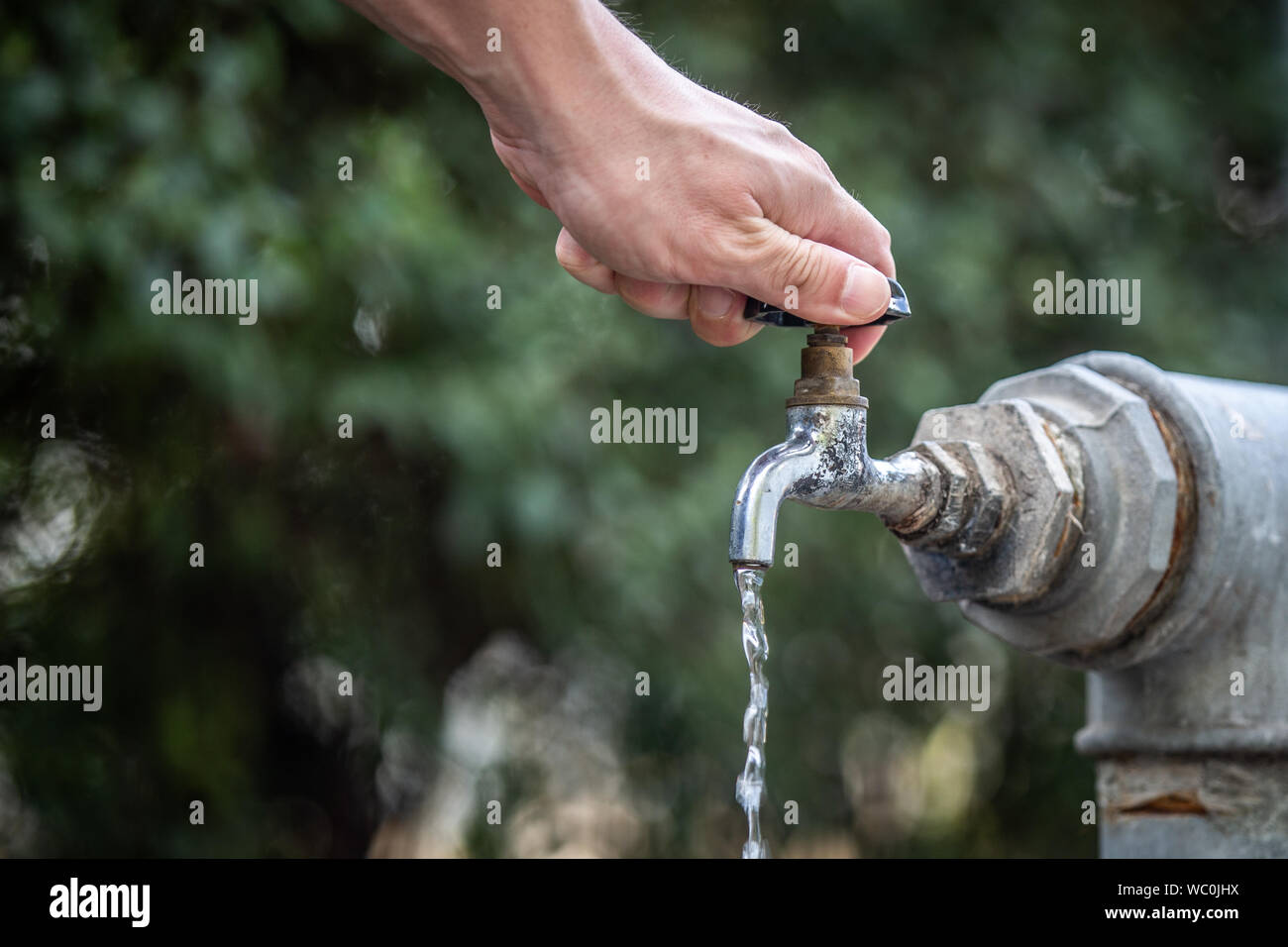 L'ouverture d'une main à l'eau du robinet. Banque D'Images